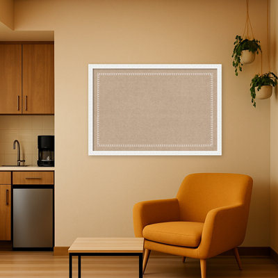 Tableau magnétique encadré en tissu avec bordure festonnée en lin blanc