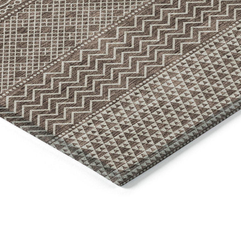 Tapis intérieur lavable à chevrons brun et ivoire 8 pi x 10 pi