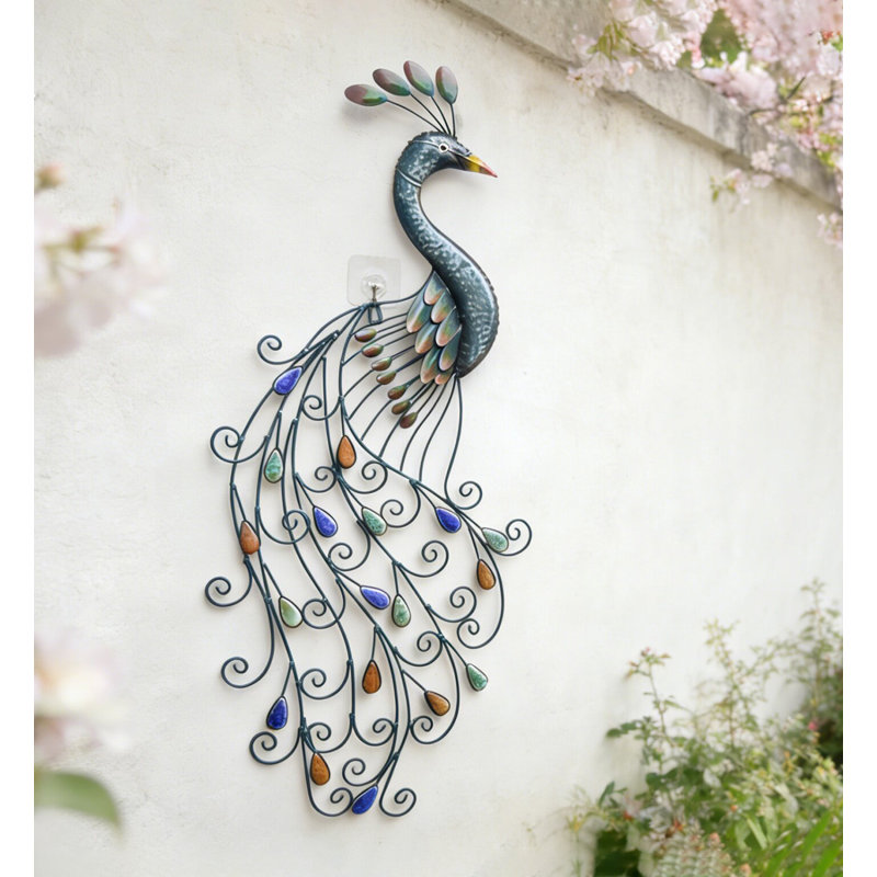 Décoration murale en métal représentant un paon gracieux, idéale pour une entrée, une terrasse ou une salle à manger.