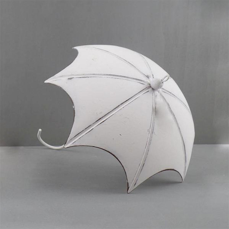 Figurine de parasol en métal blanc
