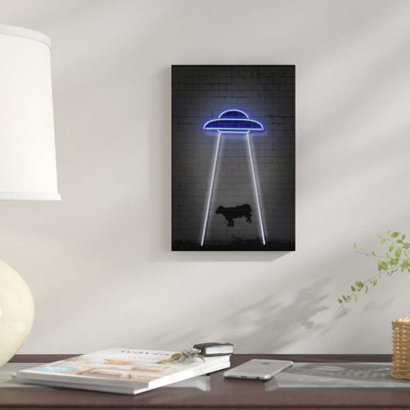 « ufo », impression sur toile tendue, H 32 po x l 24 po x P 1 po, Papier avec cadre noir, Blanc