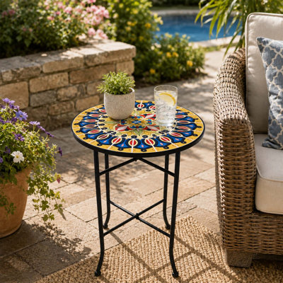 Table d'appoint ronde en mosaïque pour patio, ornée de carreaux de céramique et d'un grand motif mandala.