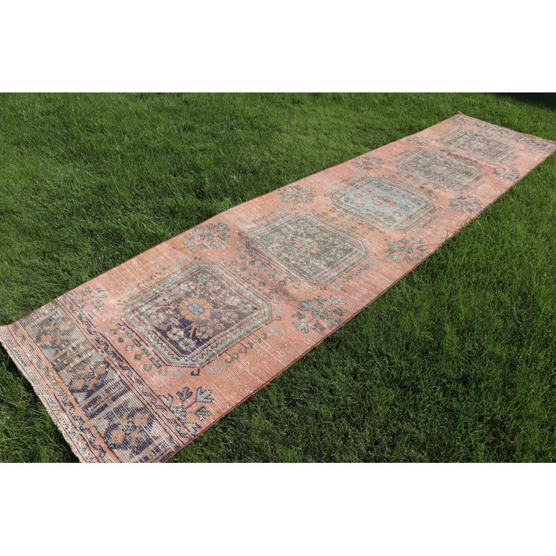 Tapis de couloir fabriqué à la main dans des tons pastel avec un style bohème rétro et des motifs géométriques uniques