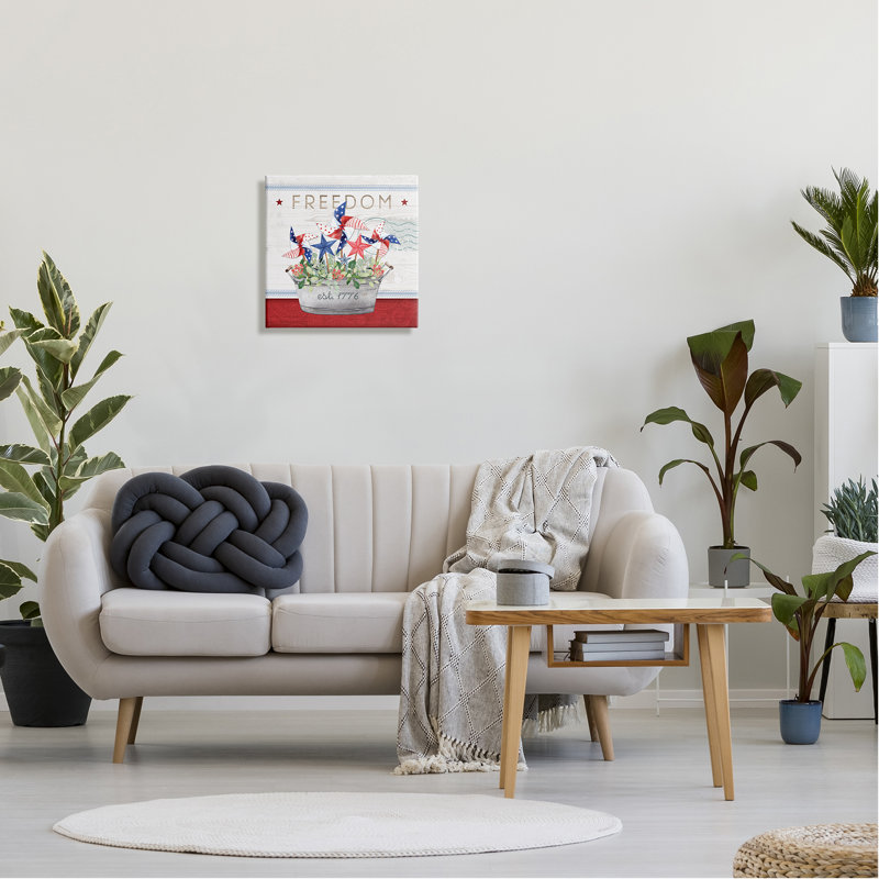 «Freedom Americana Floral Pinwheels» par Jennifer Pugh, impression sur toile tendue, H 17 po x l 17 po x P 1,5 po