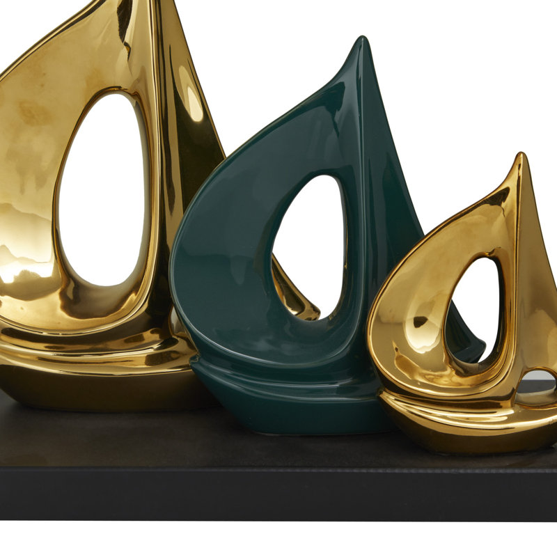 Sculpture voilier en polystone or avec base noire