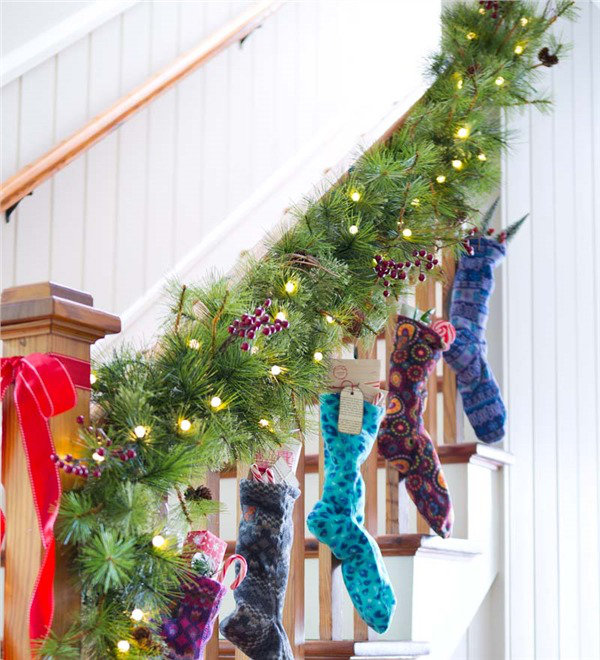 Lighted Outdoor Battery Operated Holiday Garland with Auto Timer