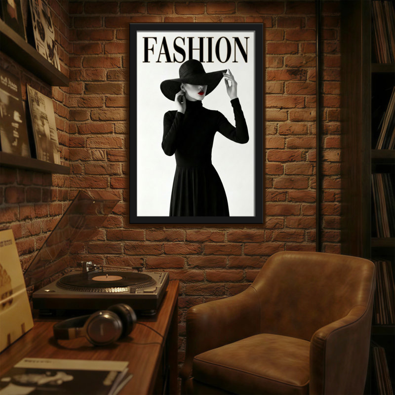 Mannequin avec chapeau noir et robe, H 18 po x l 12 po
