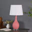 Lampe de table 28 po en forme d'urne martelée rose avec abat-jour tambour conique blanc