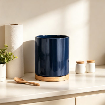 Porte-ustensiles de cuisine rotatif à 360 degrés pour comptoir, pot à ustensiles en céramique avec base en bois rotative, organisateur robuste pour les ustensiles de cuisine et les essentiels de cuisson, cadeau de maison élégant pour la pendaison de crémaillère