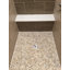 Mosaïque de galets nivelée naturelle brun clair, blanc et gris 12 po x 12 po