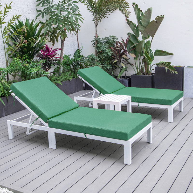 Ensemble de 2 chaises longues d'extérieur blanches Leisuremod Chelsea avec table d'appoint et coussins, Vert