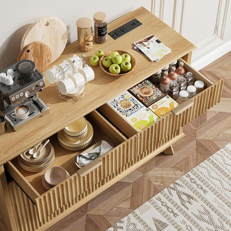 Buffet cannelé avec station de charge et tablettes réglables - Chêne naturel