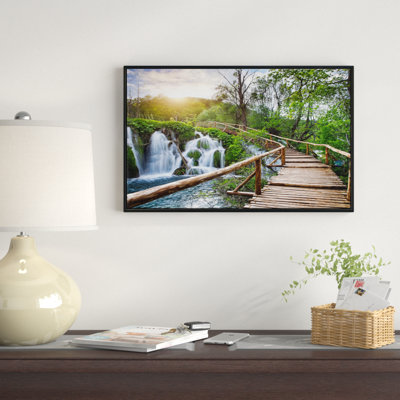 Paysage «Pathway in Plitvice Lakes», reproduction de photo sur toile tendue encadrée