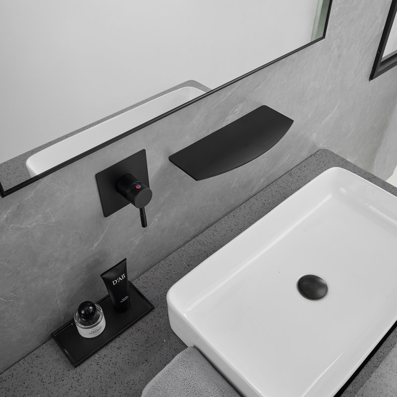 Single-handle Bathroom Faucet with Drain Assembly