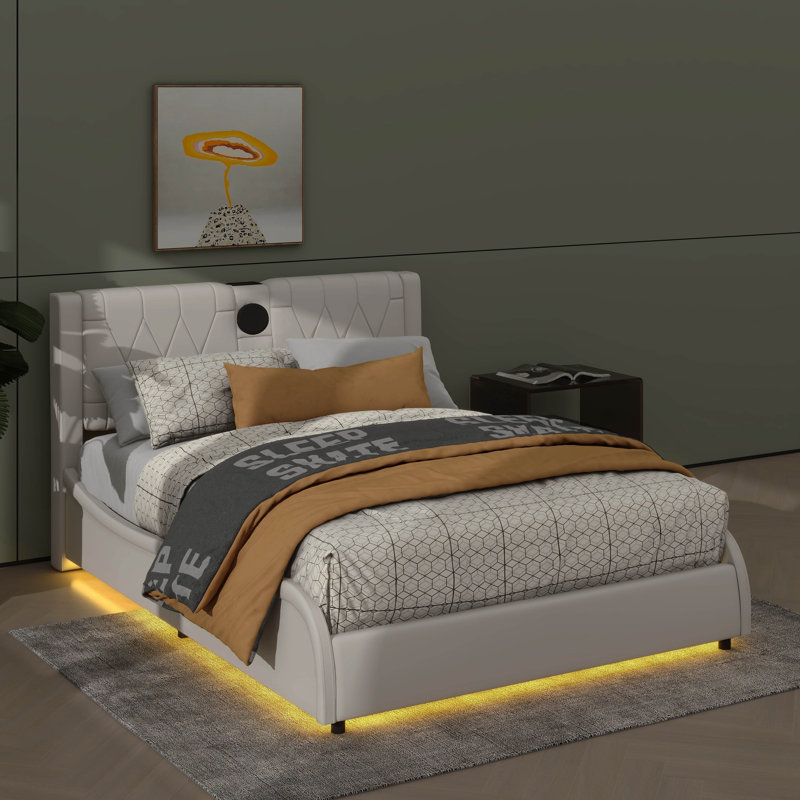 Lit plateforme opulent en similicuir avec tête de lit robuste, système de son Bluetooth et éclairage décoratif à DEL RVB