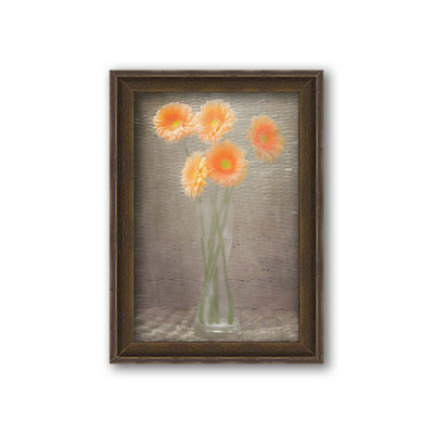 Gerberas dans un vase par Hal Halli. Impression sur papier - Montée et encadrée