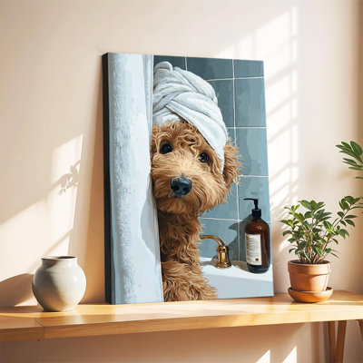 Adorable Goldendoodle avec une serviette sur la tête, impression sur toile grand format, style galerie, pour salon ou chambre. Parfait pour la salle de bain.