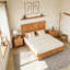 Grand lit plateforme en bois massif