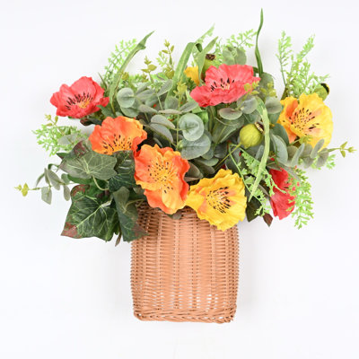 Arrangement floral de printemps artificiel avec panier pour porte d'entrée murale