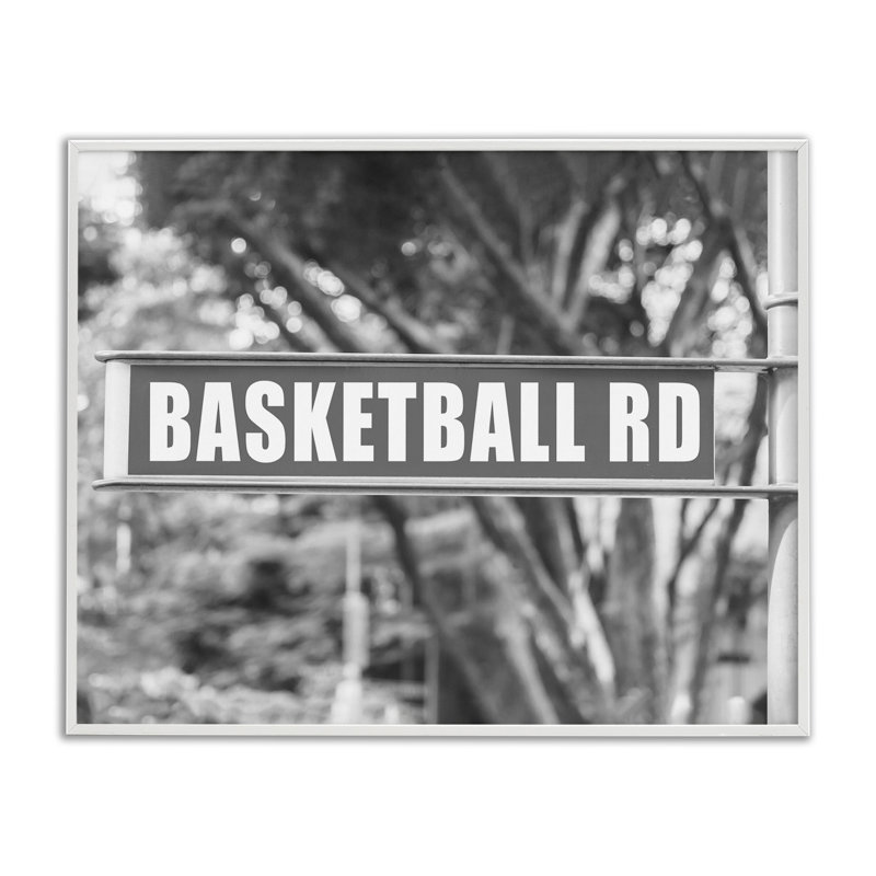 «Basketball Road Sign», estampe numérique par Daphne Polselli, Estampe numérique encadrée blanc bord de mer