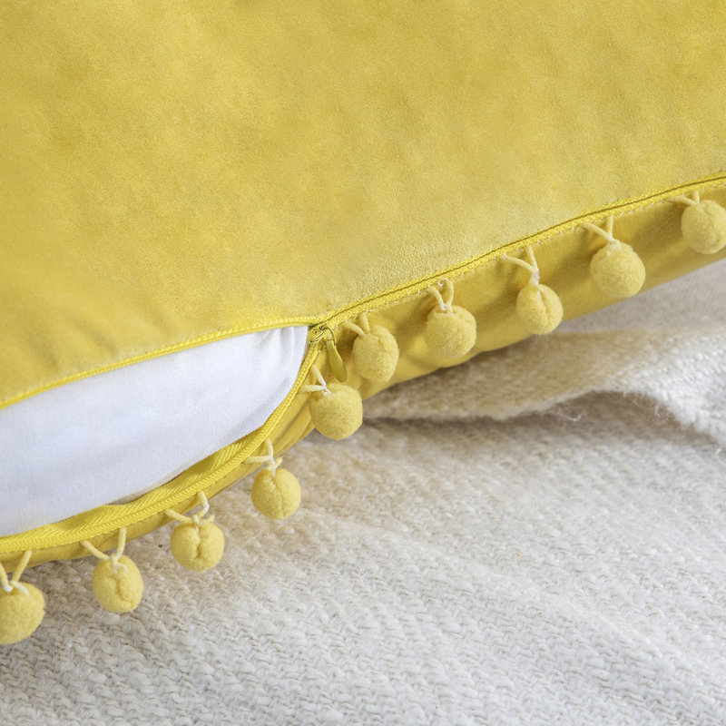 Coussin Silky Velvet Series Pom-poms, Carré 18 po, Jaune, Housse de coussin et insert