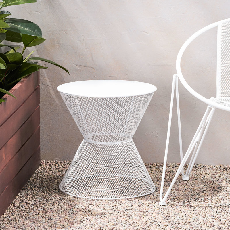 Table d'appoint blanche matte en fer avec silhouette arrondie et filet, 17,45 po Profondeur x largeur 18,47 po avec forme de maille Breezy, po, poids de 6,39 lb
