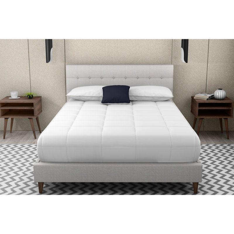 Grand lit tapissier avec deux tables de chevet, thème pierre, 100%, table de chevet noyer, chambre à coucher beige attrayante, attrayante