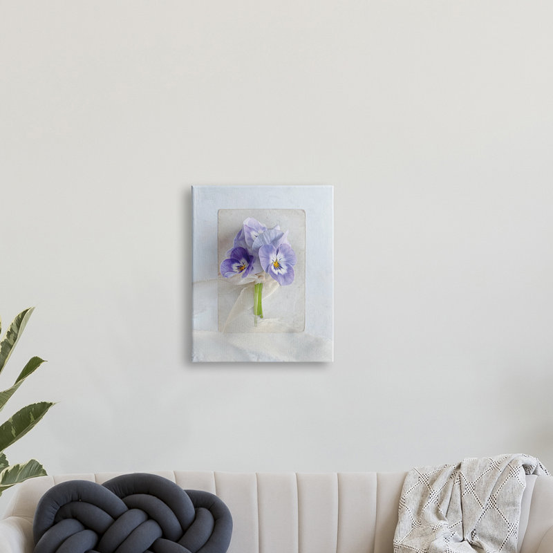 Violettes enveloppées dans un doux champ floral - Peinture, H 20 po x l 16 po x l 1,5 po, Toile tendue
