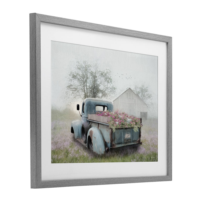 «Foggy Truck with Flowers», reproduction encadrée sous verre, design par Lori Deiter, Cadre de ferme gris, H 13 po x l 16 po