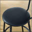 Ensemble de table de bar ronde et de tabouret avec tablette, tabouret rembourré avec dossier, brun rustique, l 24,17 po x P 24,17 po x H 36,02 po