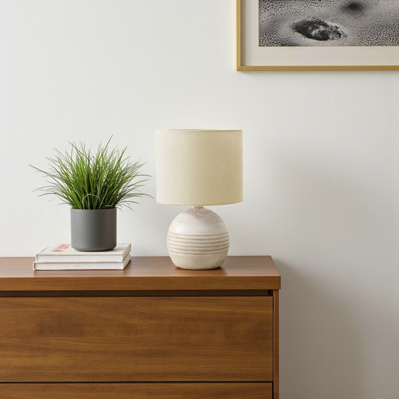 Lampe de table standard Elina en résine ivoire et abat-jour beige, H 14,76 po x l 9,25 po x P 9,25 po