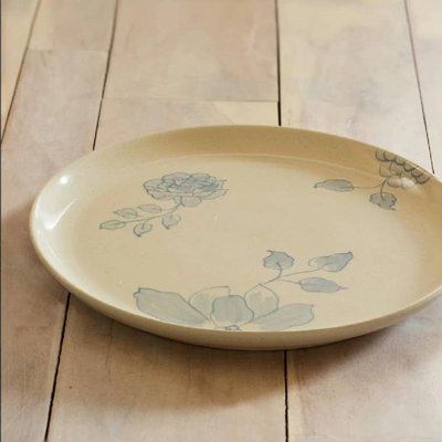 Assiette plate en céramique blanche cassée à imprimé floral, diamètre de 9,8 pouces, coquille d'œuf, élégante assiette de service à imprimé floral bleu pour un repas décontracté et formel