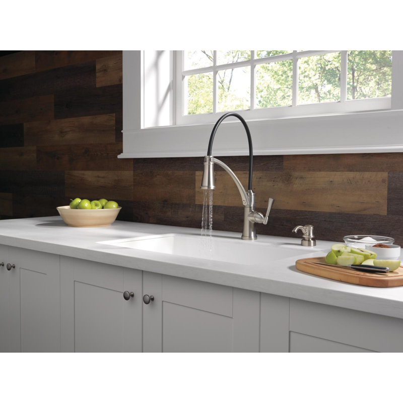 Robinet de cuisine à poignée simple avec distributeur de savon Foundry, Acier inoxydable Spotshield