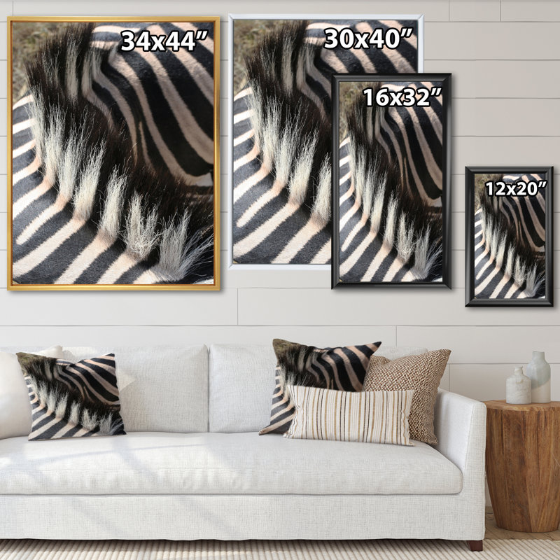 Détail des lignes zébrées noires et blanches V - peinture sur toile, H 32 po x l 24 po, Toile à cadre flottant noir