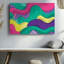 La toile crée un design abstrait vibrant avec une composition dynamique d'art mural formes et courbes ondulées dans une variété de couleurs vives-583266932
