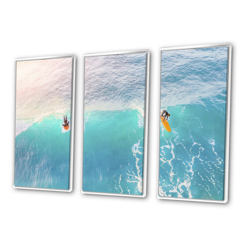Surfers on A Bright Sunny Ocean Wave - Ensemble de 3 reproductions encadrées sur toile, H 28 po x l 36 po x P 1 po