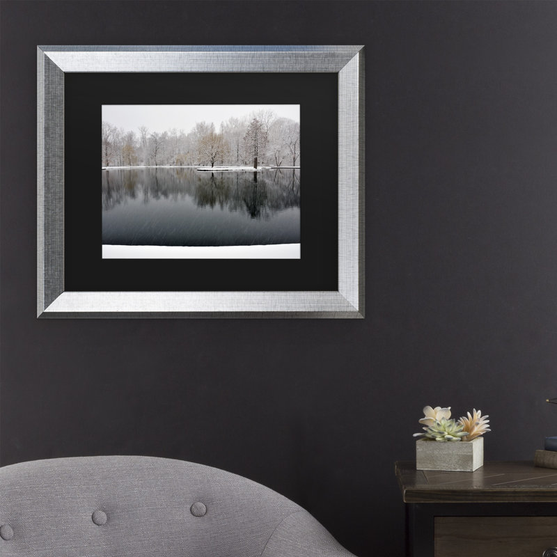 «Snowy Pond» par Kurt Shaffer - reproduction de photo sur toile encadrée, H 11 po x l 14 po x P 0,5 po, Argent