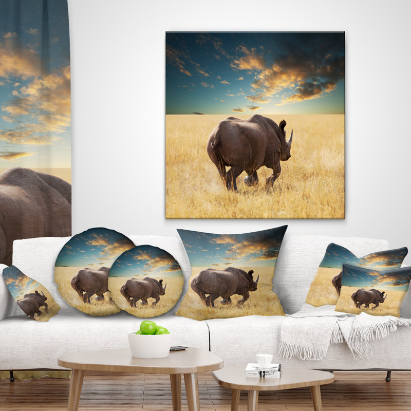 Coussin Rhinocéros géant africain sous un ciel nuageux, 16 po x 1 po, Carré