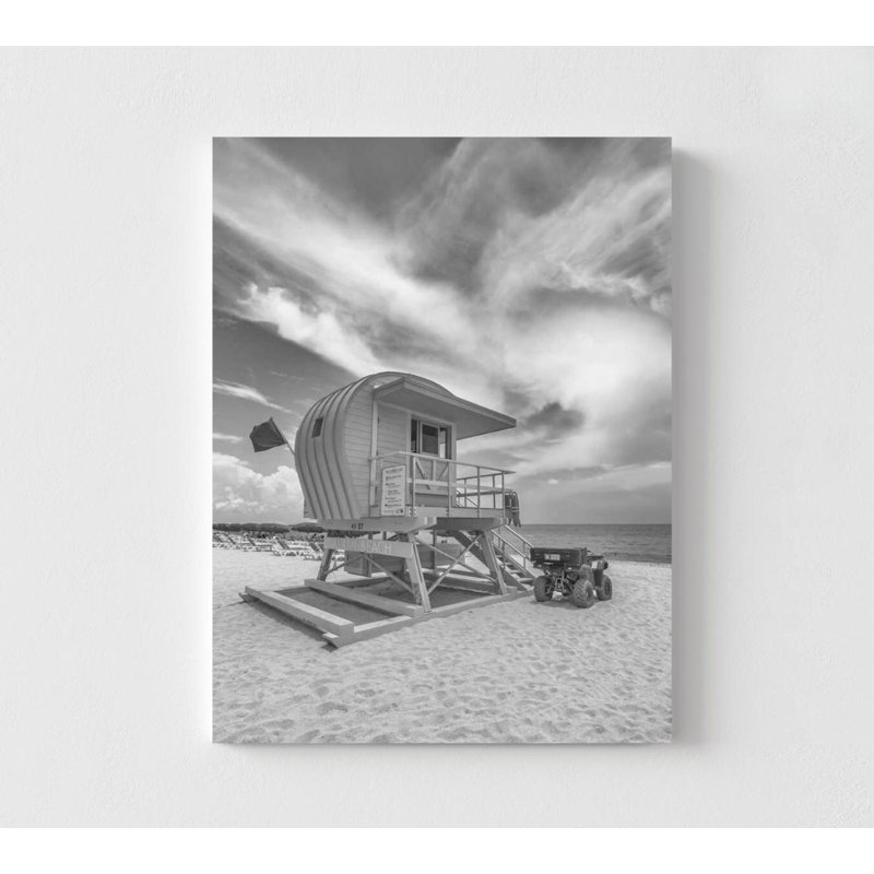 Tour de sauveteur sur la plage - reproduction de photographie côtière noir et blanc, Ne s’applique pas, H 16 po x l 12 po