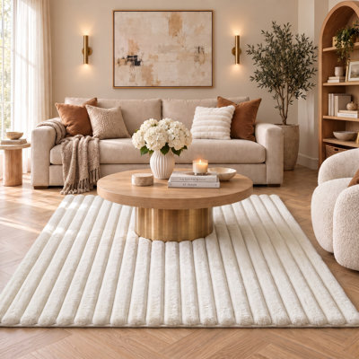 Tapis crème en fausse fourrure à nervures ultra doux de la collection Nickole