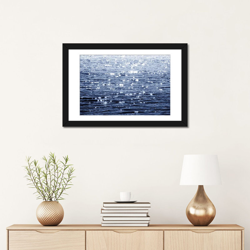 « sunlit sea », reproduction de photo sur toile en indigo, H 12 po x l 18 po x P 1,5 po, Papier d'art encadré noir