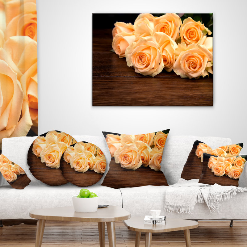 Roses sur une surface en bois - coussin à imprimé floral, 16 po x 1 po, Coussin décoratif