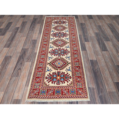 2 pi x 5 pi 10 po en mousseline de soie blanche, motif kazak avec médaillons tribaux, laine douce et veloutée nouée à la main, tissage plus dense, colorants végétaux, tapis de couloir étroit, tapis oriental