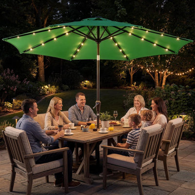 Parasol de terrasse solaire à DEL 10 pi avec 32 lumières - Parasol de marché extérieur résistant aux rayons UV et à l'eau - Manivelle et inclinaison faciles, 8 nervures en fer robustes - Vert foncé