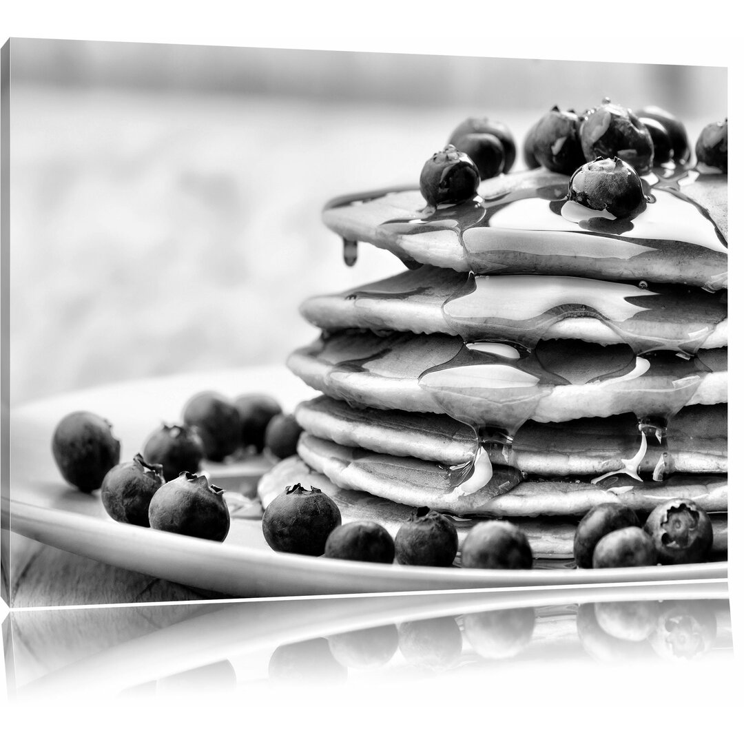 Leinwandbild Pancakes mit Sirup und Blaubeeren in Monochrom