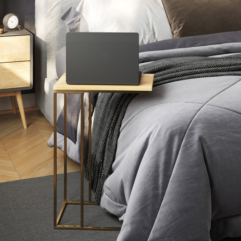 Table de bout en forme de C Bridgeview - Table d'appoint en bois de manguier avec cadre en fer doré pour canapé, causeuse ou lit - Mobilier de salon moderne
