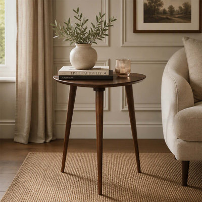 Table d'appoint en forme de médiator de guitare, style Mid-Century, en bois d'hévéa durable avec pieds évasés élégants, parfaite pour les intérieurs modernes.