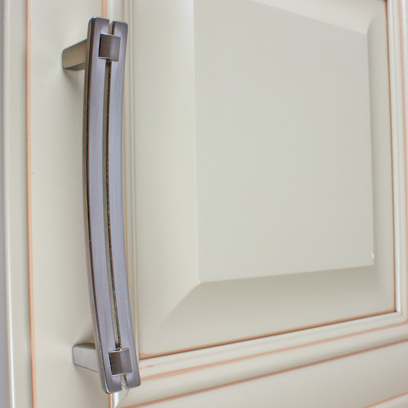 Poignée d'armoire courbée 5-1 / 16 po, Nickel satiné