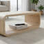 Table basse courbée en bois clair avec espace de rangement ouvert