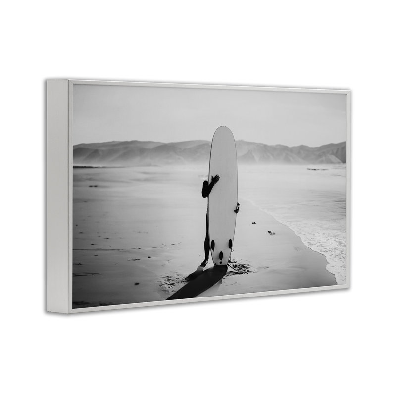«Hiding with Surfboard», estampe numérique par Sissi et Seb, Estampe numérique encadrée blanc bord de mer, H 20 po x l 30 po